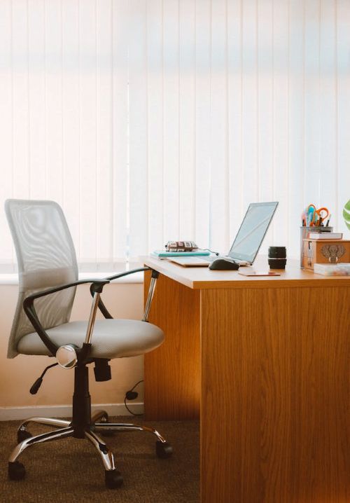Office chair and desk 500 Pexels