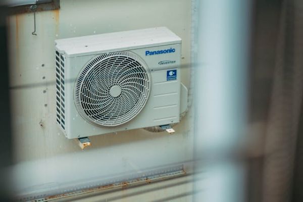 Outdoor air conditioner unit 600 Pexels