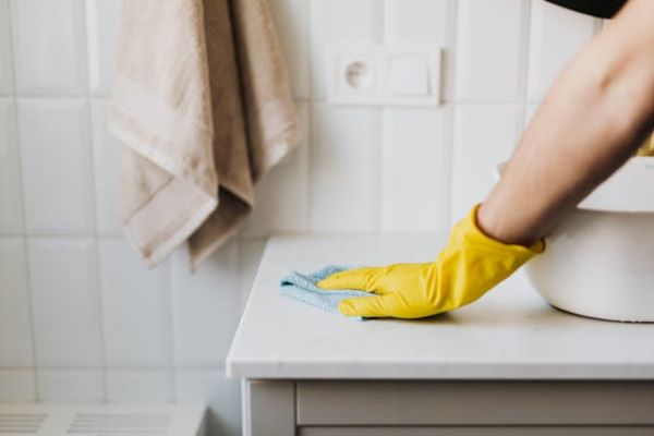 Person cleaning a surface 600 Pexels