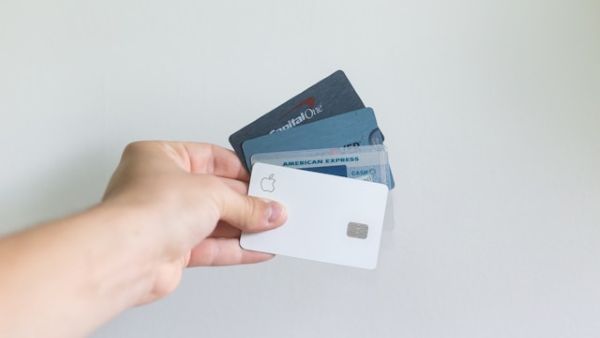 Person holding a white and blue magnetic card 600 Unsplash