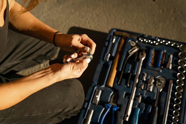 Person holding steel tool 600 Pexels