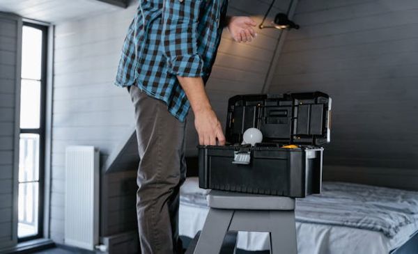 Person with a toolbox 600 Pexels