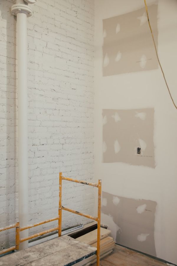 Plastered and white brick wall 600 Unsplash