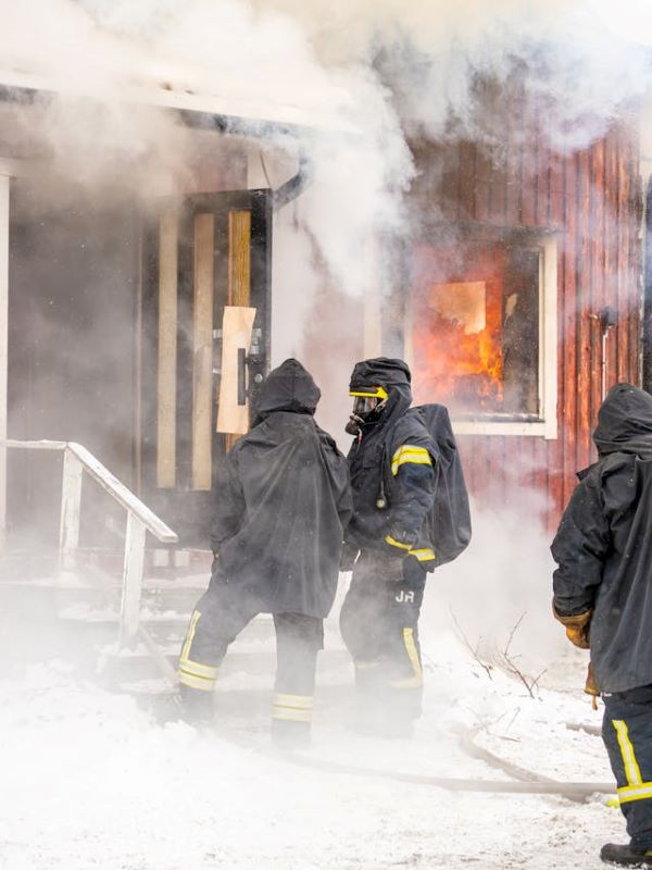 Putting out a fire 600 Pexels