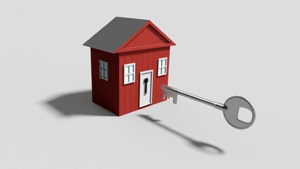Red house with large key 600 Pixabay