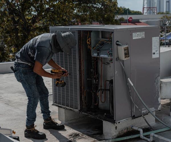 Repairing an air conditioner 600 Pexels