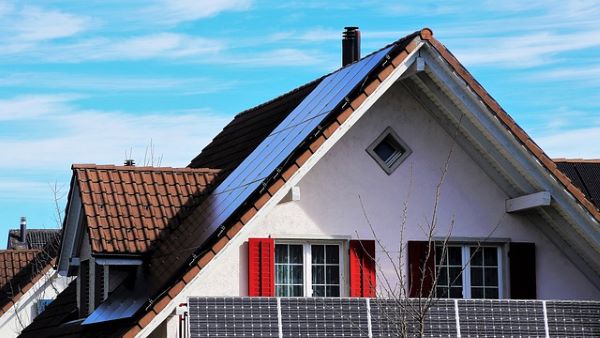 Roof with solar panels 600 Pixabay