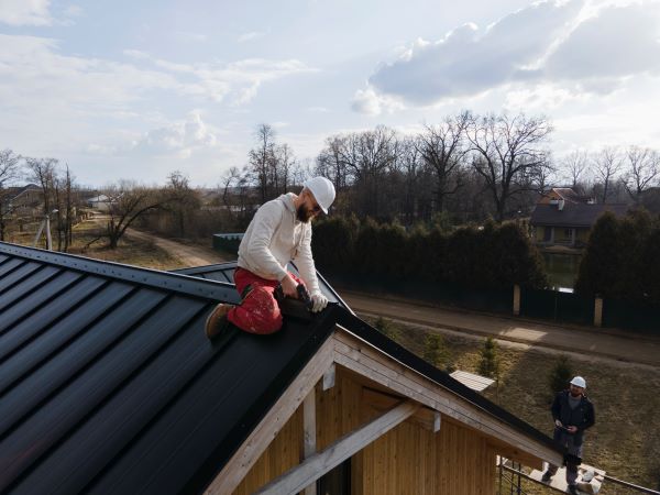 Roofer with helmet 600 Freepik
