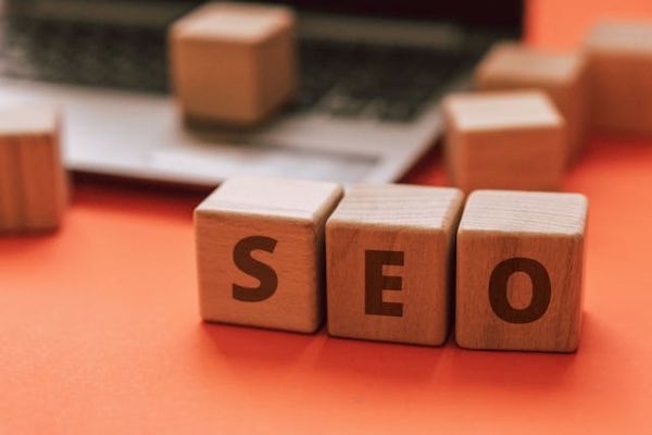 SEO letters on wooden blocks 600 Pexels