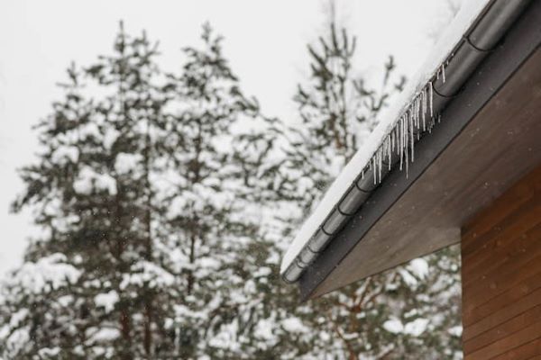 Snow covered roof 600 Pexels