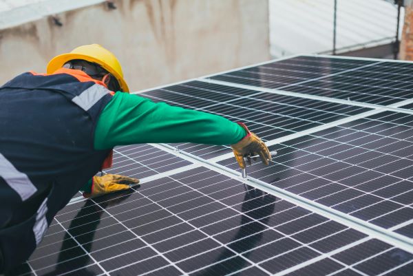Solar technician 600 Pexels