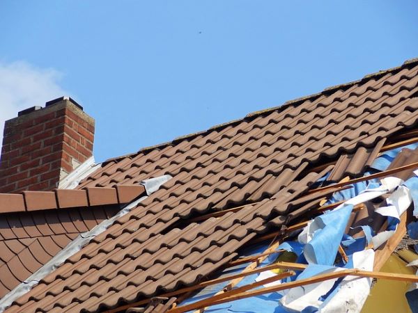 Storm damaged roof 600 Pixabay