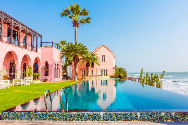 Swimming pool 600 Freepik