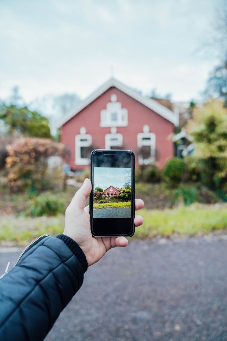Taking photo of house Freepik
