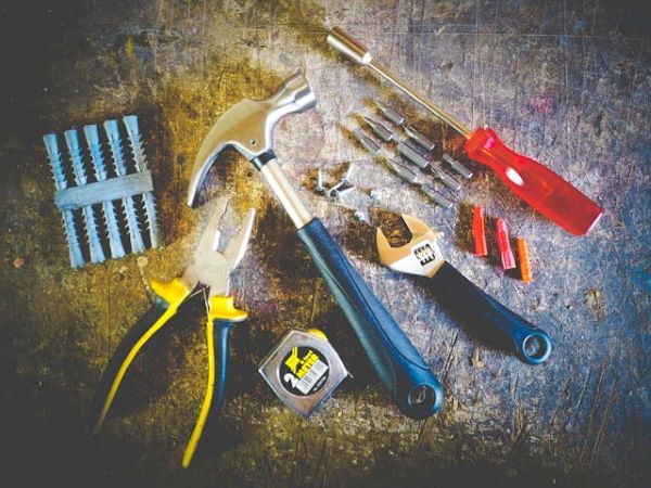 Tool set on plank 600 Pexels