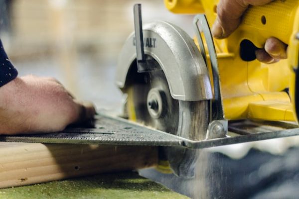 Turned on circular saw 600 Unsplash