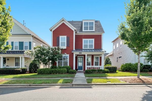 Two story red house 600 Unsplash