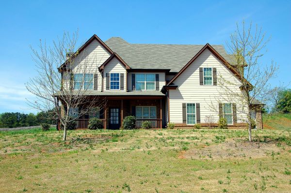 White and brown painted house 600 Pexels