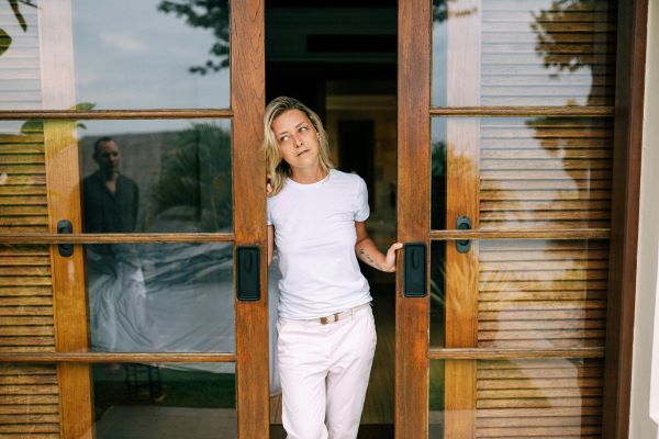 Woman at doorway 600 Pexels