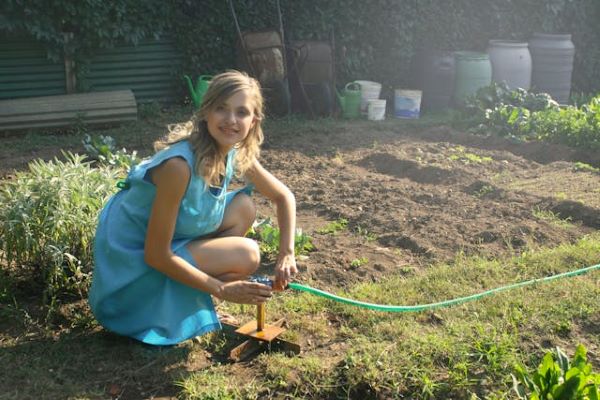 Woman holding a hose 600 Pexels