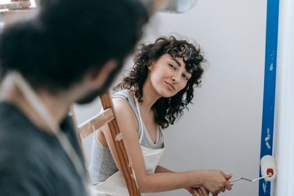 Woman painting a wall 600 Pexels