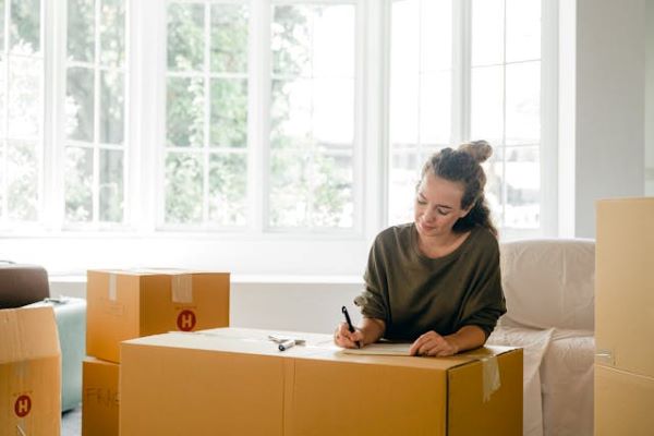Woman signing box 600 Pexels