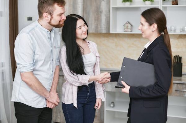 Woman talking to clients 600 Pexels