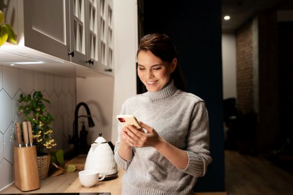 Woman using a smartphone 600 Freepik