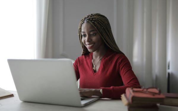 Woman using laptop 600 Pexels