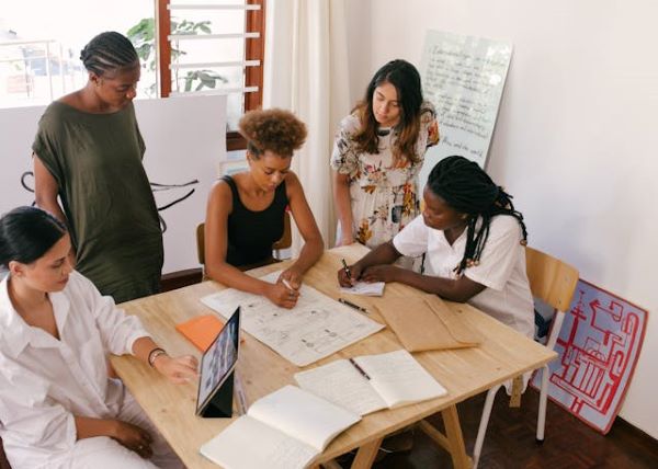 Women in a meeting 600 Pexels