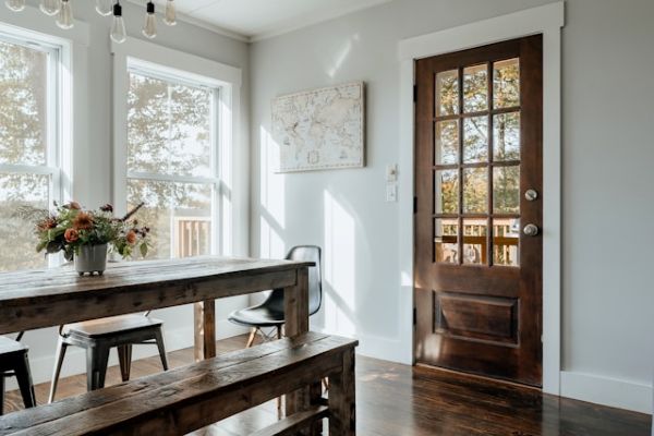 Wood table with a vase of flowers 600 Unsplash