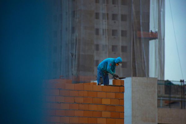 Worker on construction site 600 Pexels