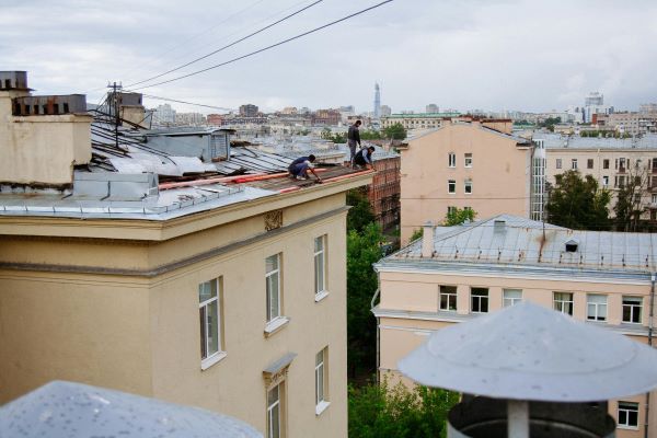 Workers on a roof 600 Pexels