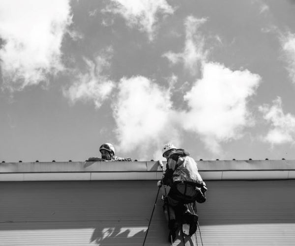 Workers on rooftop 600 Pexels