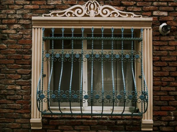 Wrought iron bars on windows 600 Pexels