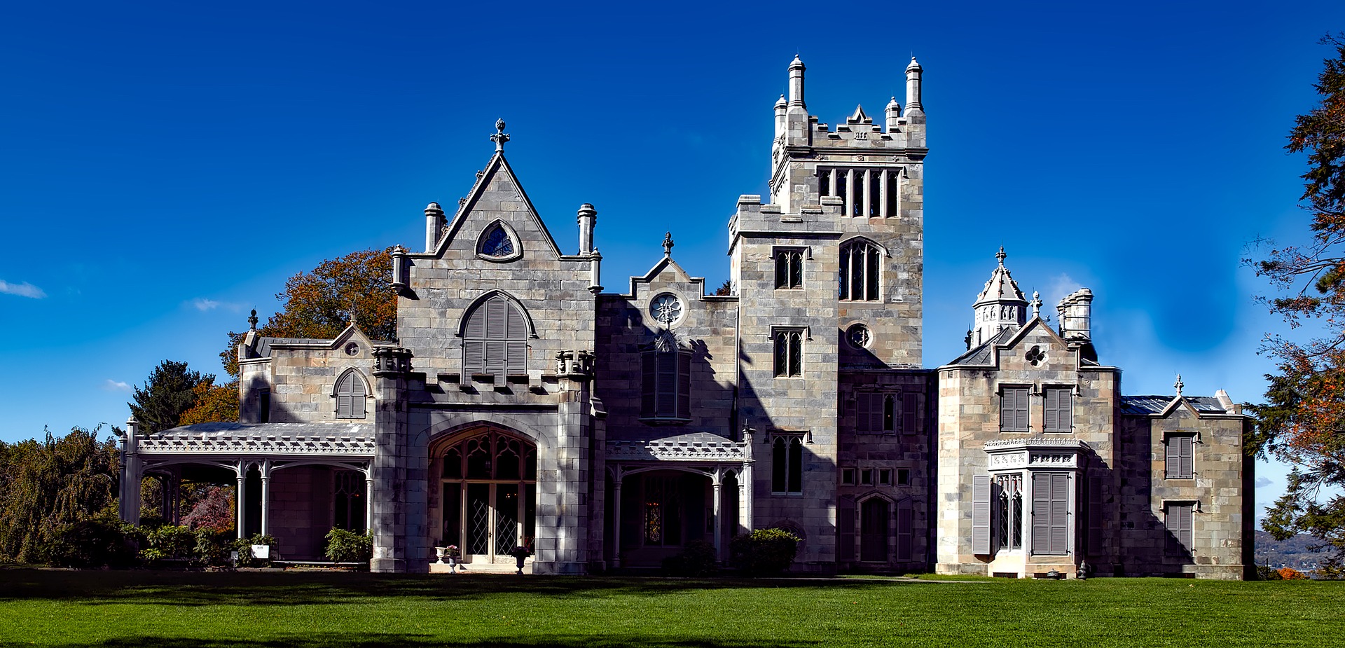 lyndhurst-1626592_1920.jpg