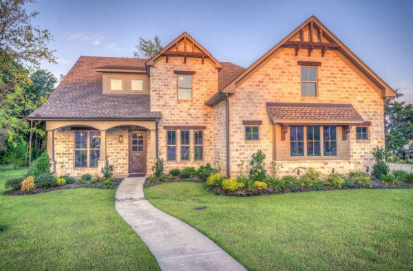 Struggling to Sell Your Home? Enhance Your Curb Appeal to Catch Buyers