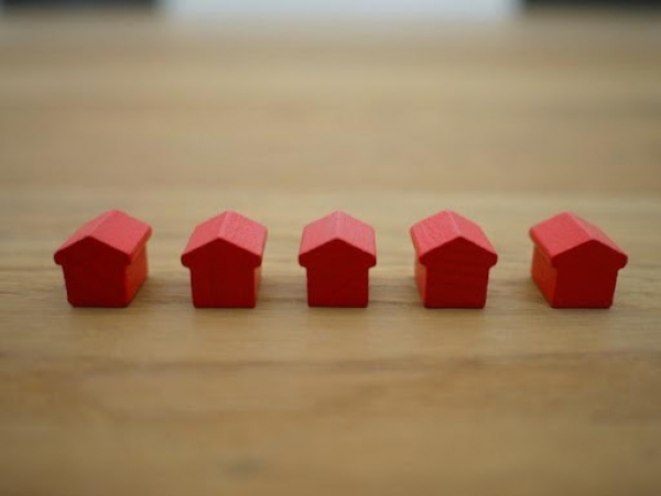 How to Stand Out in a Crowded Real Estate Market as a Broker