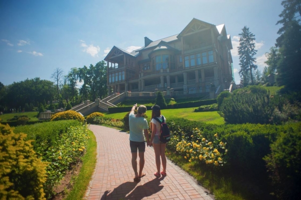 House Suffering from Cringeworthy Curb Appeal? 4 Strategies for Landscaping Your Front Yard
