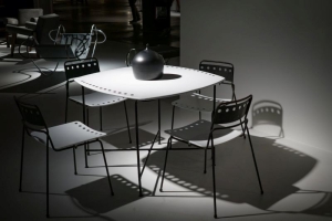 Why Designers Can’t Stop Using Custom Metal Desk Legs in 2025