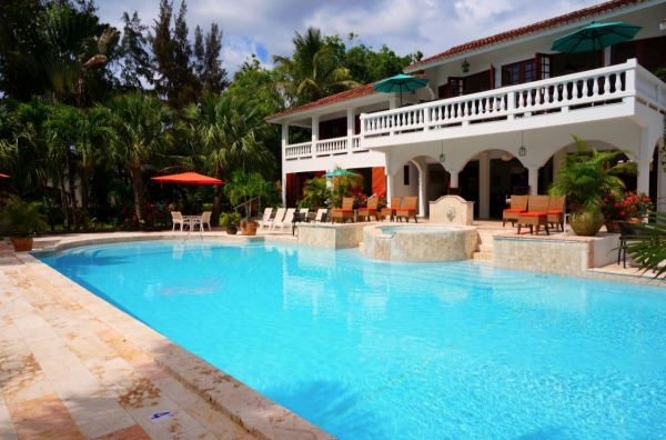 Backyard Pool a Bit Bare? 4 Ways to Customize Your Swimming Space