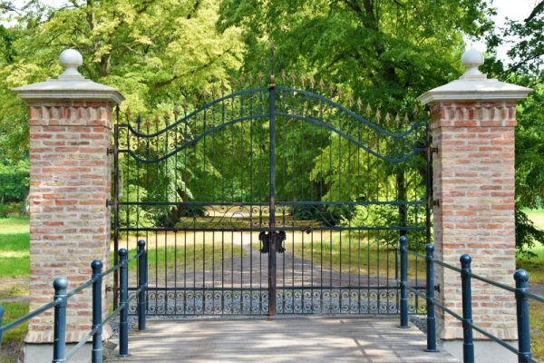 A Comprehensive Guide To Selecting Durable Iron Entryways