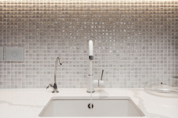Make Your Home Shine With a Glass Tile Backsplash