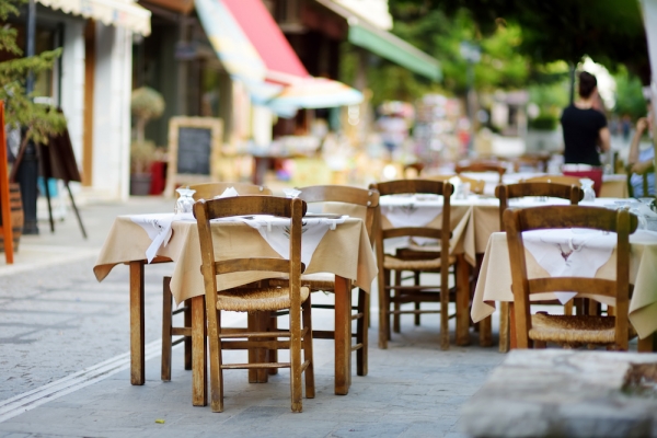 Why Restaurant Owners Should Use Faux Teak for Outdoor Spaces