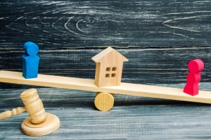 Divorce Buyout vs Selling the House: Which Works?