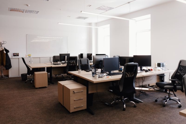 Dedicated Desks vs Hot Desks: Which Is Best for Your Workflow?