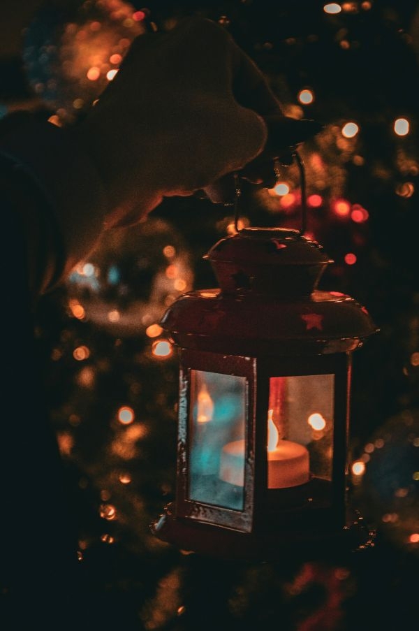 Why Holiday Decor Helps Buyers Emotionally Connect with a Property