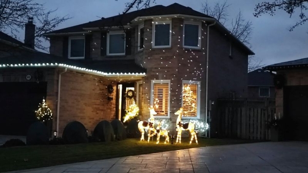 Does Holiday Decorating Help or Hurt When Selling a Home?