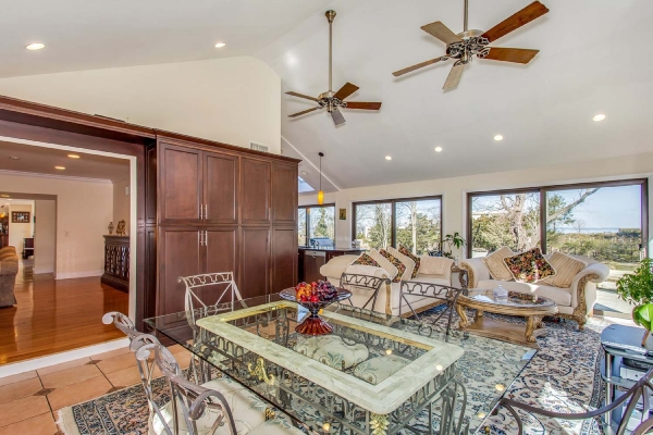 Are You Seeking The Luxury and Beauty of Waterfront Life?