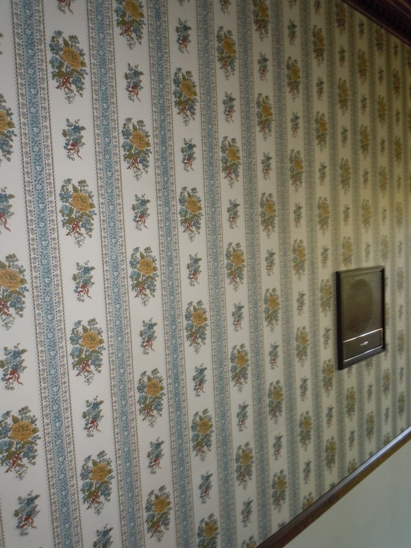 Take the wallpaper down to sell your house quicker